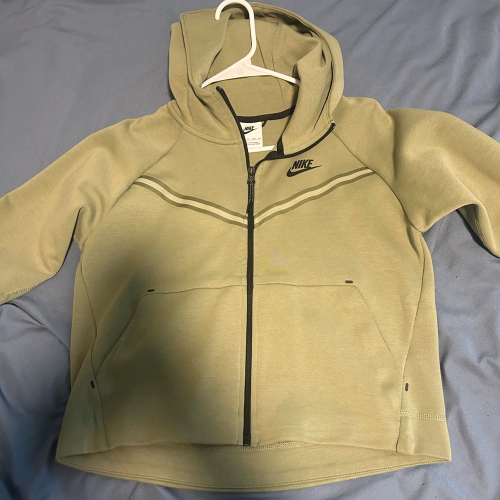 green women’s nike tech